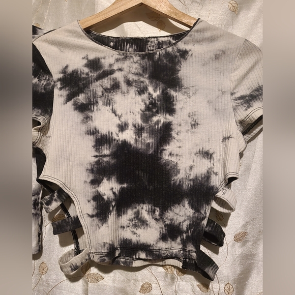 Lot of 2 NWOT blk + wt tye dye crop tops SZ Med 🖤 - Picture 3 of 10
